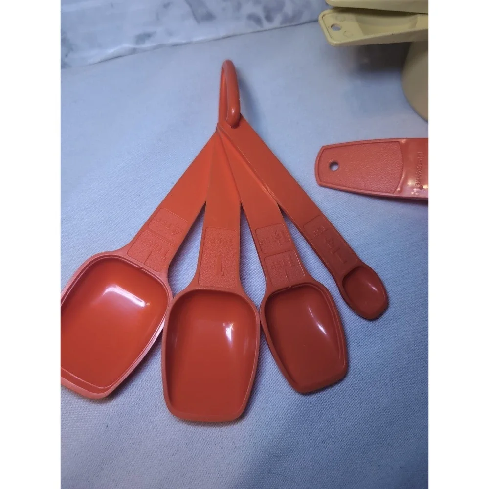 6x Vintage Tupperware Nesting Measuring Cups Yellow 4x Measuring Spoons & Funnel